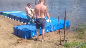 Монтаж пластиковых понтонов 2FLOAT на ровной береговой поверхности
