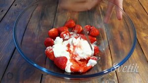 Клубника с сахаром и сметаной