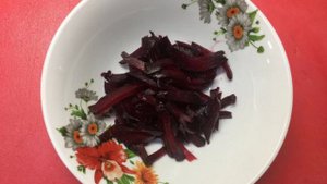 Салат из свеклы с яблоком и грецким орехом