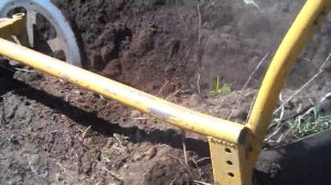 пашим огород ручным плугом.