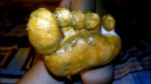Very dirty feet. Очень грязные ноги.