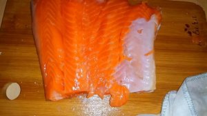 Как засолить красную рыбу солью и сахаром