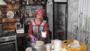 ВЕДРО СМЕТАНЫ СЫР И КОЛБАСА БУДНИ НА БЕЛОЙ КОЗЕ
