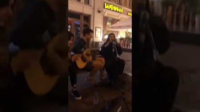 Певица "Елка" услышала свою песню на улице и спела ее вместе с уличными музыкантами смотреть онлайн