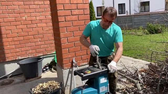 "Валентиныч пощот измельчения веток от обрезки". Тестируем электрический измельчитель UD 2500,Makit смотреть онлайн
