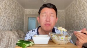 МУКБАНГ Я ВЕШУ 100 КИЛОГРАММ ? КАК ХУДЕТЬ? ДОШИРАК И БОМБОВЫЙ САЛАТ  НА ОБЕД? Mukbang