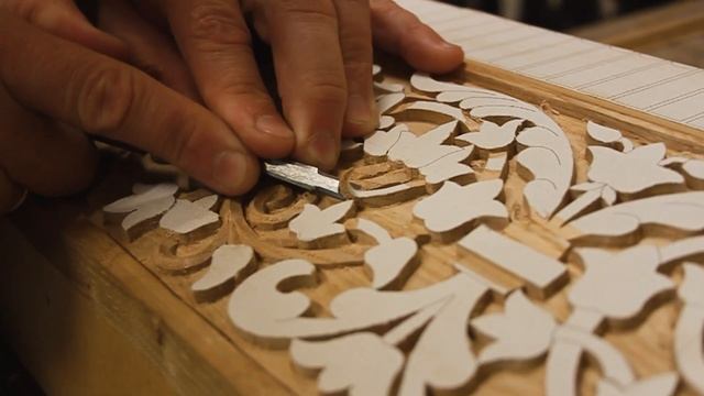 Настоящая ручная резьба: ЧПУ такое не под силу! Настенный киот для иконы с резьбой по каштану смотреть онлайн