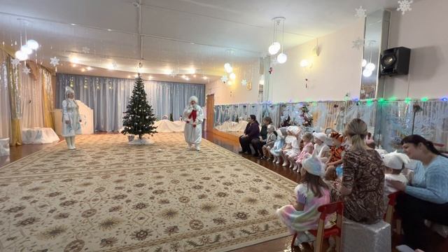 Дед Мороз и Снегурочка. Елка в саду 2023 смотреть онлайн