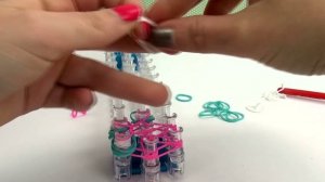 Брелок из резинок весенний цветок на станке Rainbow Loom