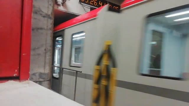 Отправление поезда метро Балтиец в оборотный тупик станции метро Проспект Ветеранов.