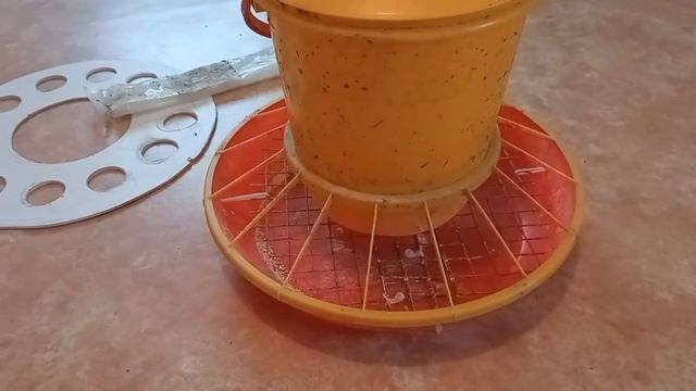 Инвентарь для курятника своими руками ч 2. Экономная кормушка