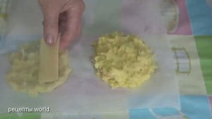 Рецепт картофельных котлет с начинкой из сыра и колбасы - простой рецепт.