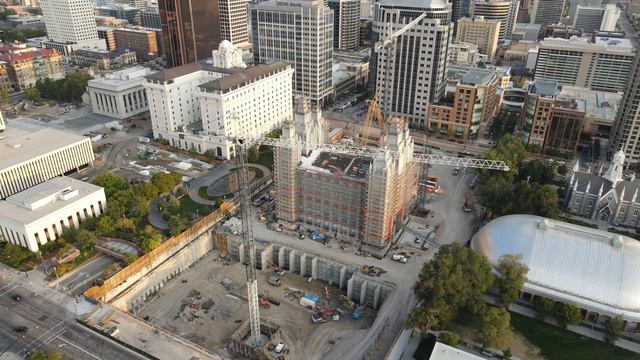 Salt Lake Temple at Temple Square on an autumn day by a drone on September 5, 2021 смотреть онлайн