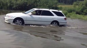 Toyota Mark II Qualis форсирует брод