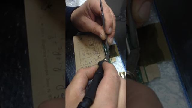 припаиваем шлейф на T-con