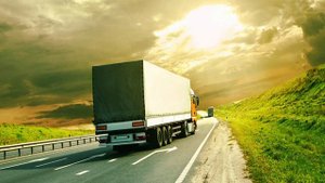 Почему водители фур во время движения по прямой начинают мигать "поворотниками"