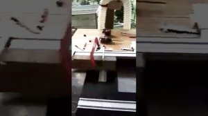 Канавка на разделочной доске, доске подачи.