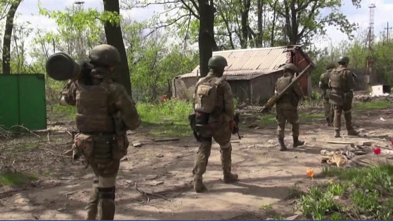 Силы ЛНР при поддержке российских войск выбивают украинских нацистов из Попасной