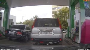 Женщина перепутала машину на заправке!
