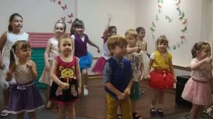 Просто, просто мы маленькие звезды. Ай будет круто!