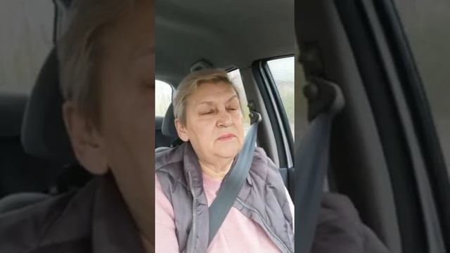Грамотная женщина обьясняет почему нужно учить язык той страны где живеш.