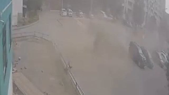 Сильный ветер сорвал покрытие детской площадки в Караганде, игравший там ребенок госпитализирован смотреть онлайн