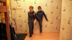 Шпагат. Тянем продольный и поперечный шпагаты вдвоём.