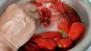 Перец болгарский с острым перцем и с чесноком. ???