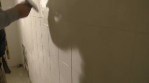 Как затереть швы кривой плитки, чтобы смотрелось ровно!)