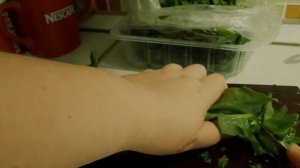 Заготавливаем щавель на зиму. Заморозка щавеля. Деление на вершки и черешки.