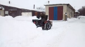 Как минитрактор чистит снег