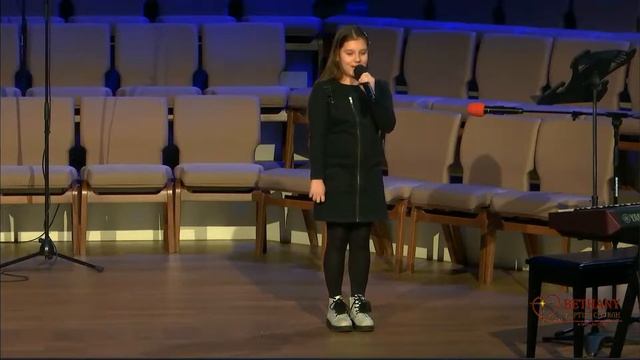 Мы маленькие люди, но служить Христу хотим- стих рассказывает Дарья Желавская