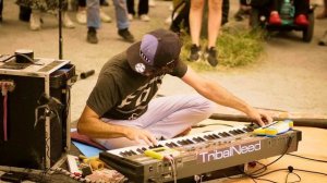 TRIBALNEED - Melodic Techno Live Looping Roland Juno 106 analog syntheziser at Mauerpark Berlin