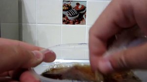 Очистить одежду от жвачки Кока Колой.  Суперспособ