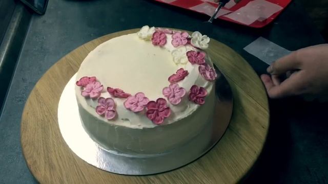 Как быстро и легко украсить торт кремовыми цветочками смотреть онлайн