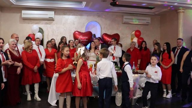 ПОЗДРАВЛЕНИЕ от гостей на СВАДЬБЕ. Вместе кричим "Поздравляем!" для молодых. смотреть онлайн