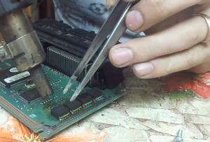 Ремонтом электронного блока управления двигателем ЭБУ ВАЗ! Как восстановить мозги