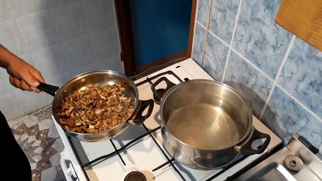 Голубцы в сметанном соусе и грибами