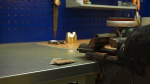 Реставрация старинного бронзового замка.