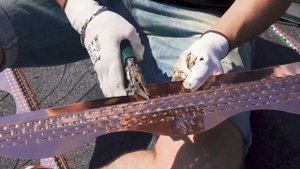 Защита кровли от мха, плесени, лишайника с гибкой черепицы: монтаж медной планки StopMoss.