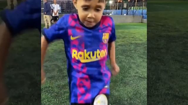 Такой маленький, а уже Роналду или это мини-Месси в форме «Барселоны»? смотреть онлайн
