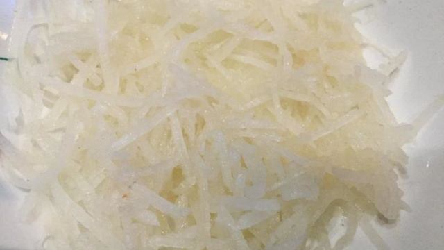 Салат из редьки, груши, винограда с шоколадом