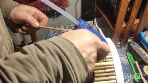 Подвесное кашпо для цветов из пластикового ведра.