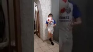 Как правильно набивать мяч. Домашняя тренировка по футболу.