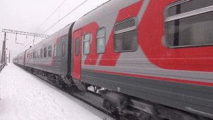Электровоз ЭП1М-790 с пассажирским поездом