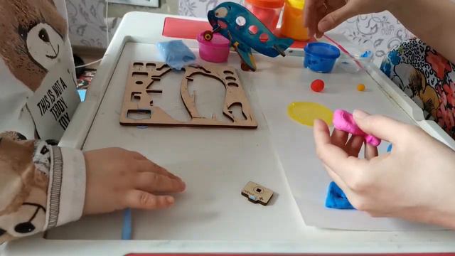 Ліпимо з легкого пластиліну. Літак з пластиліну. Гусінь з повітряного пластиліну. Цікаво навчатися