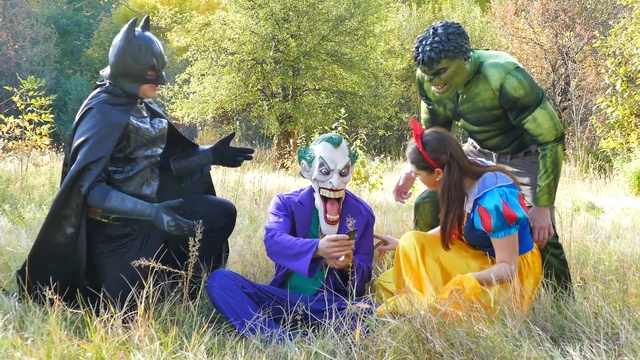 Бэтмен и Халк ловят ПАКЕМОНОВ в реальной жизни! Сбили Белоснежку с ног! смотреть онлайн