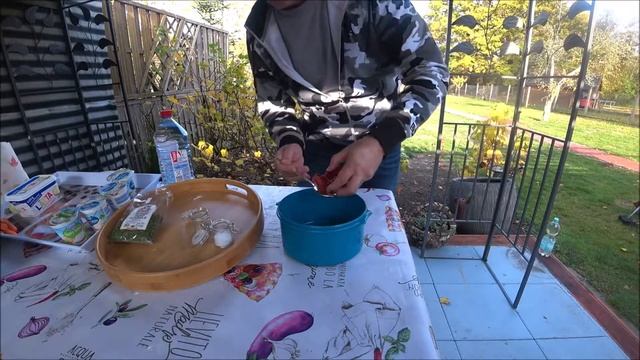 РЫБНЫЕ ФРИКАДЕЛЬКИ В СМЕТАННОМ СОУСЕ В КАЗАНЕ НА КОСТРЕ смотреть онлайн