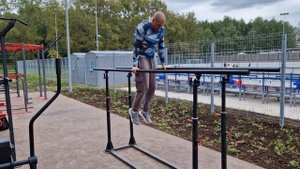 Выход в упор махом вперёд и комбинация упражнений на правильных брусьях)))