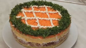 Салат на праздничный стол. Салат с курицей и грибами на Новый год